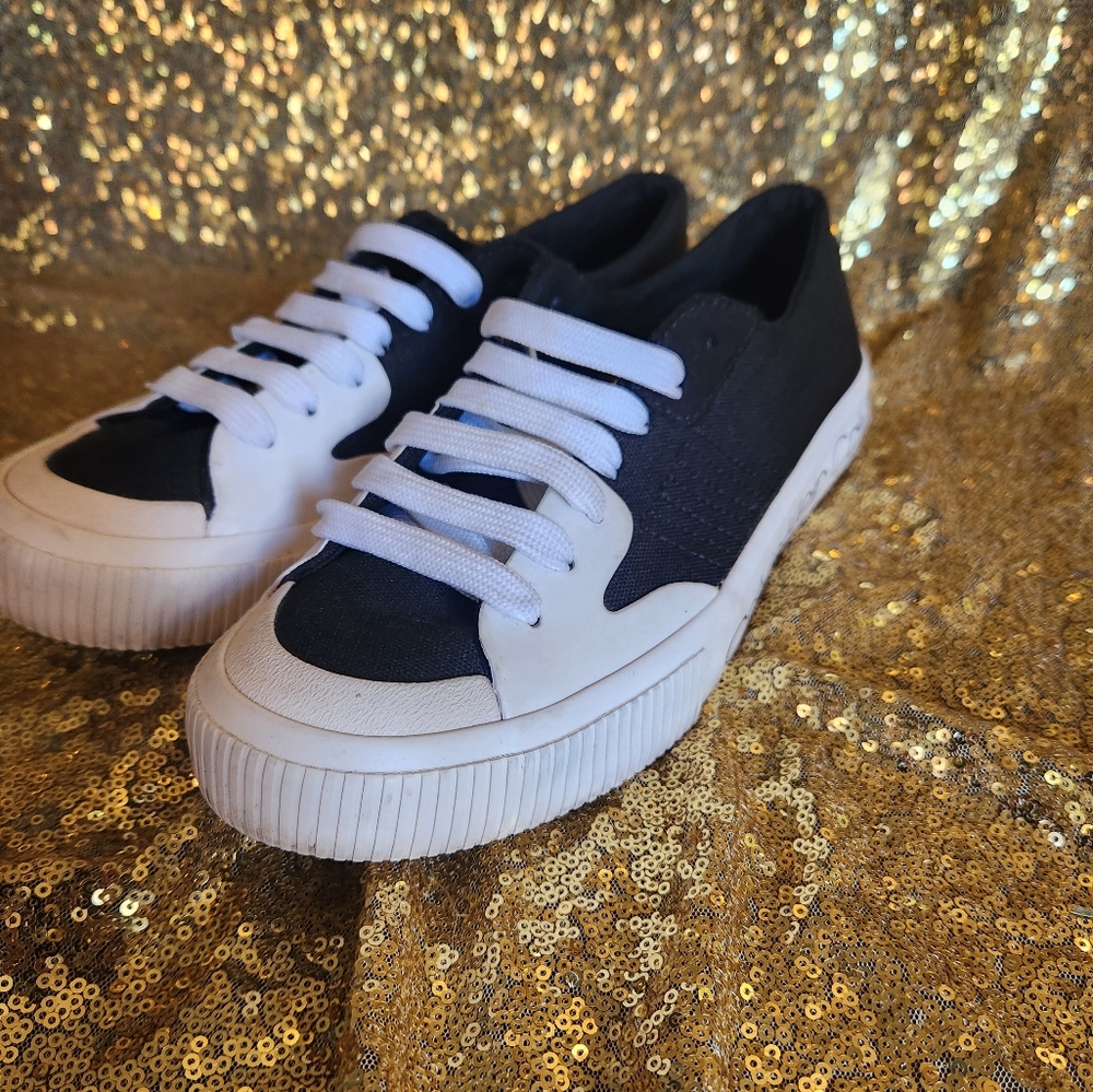 Like new womens size 8 Calvin klien sneakers